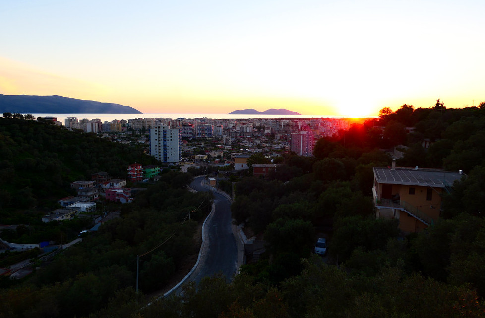 albanien-kustvagen-vlore-solned1