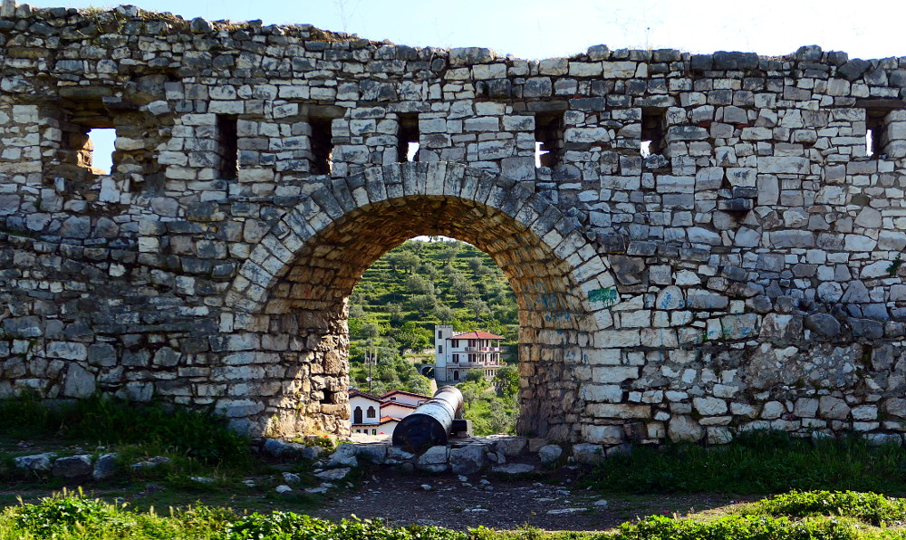 berat-albanien-fort-kanon1