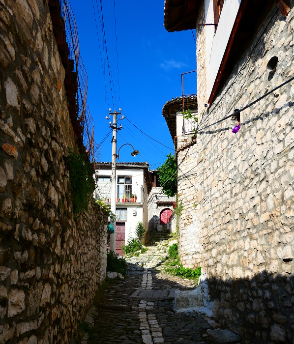 berat-albanien-stenvag-upp