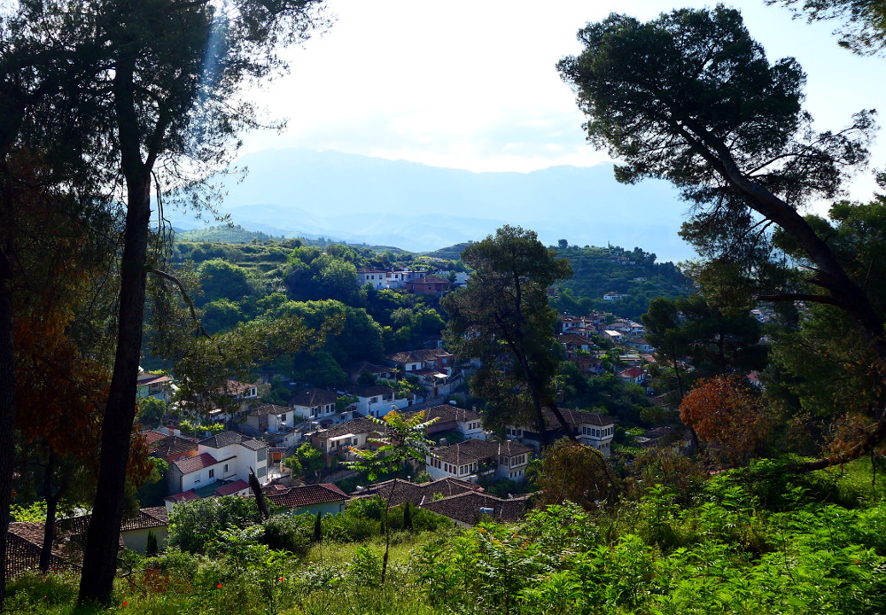 berat-albanien-vybild-andra-sidan-flod1