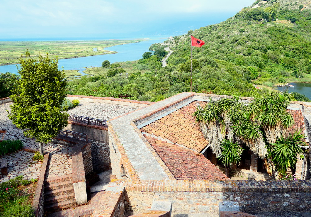 butrint-albanien-12-museet-flagga