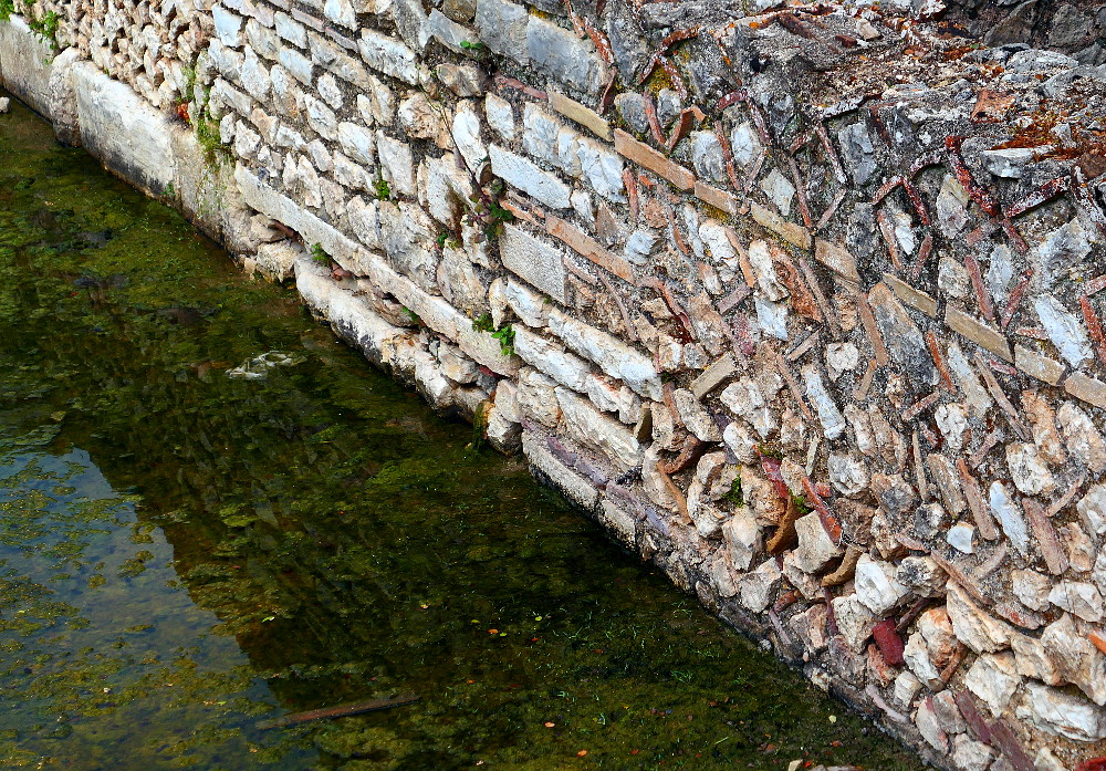 butrint-albanien-2-2-narbild-mur-vatten