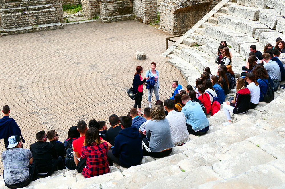 butrint-albanien-4-theater-skolklass