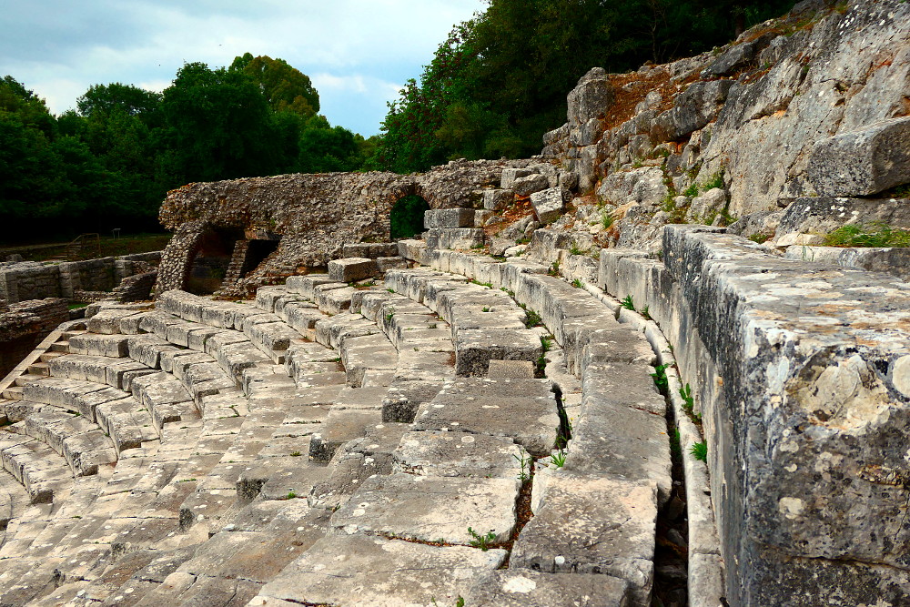 butrint-albanien-5-theater-narbild