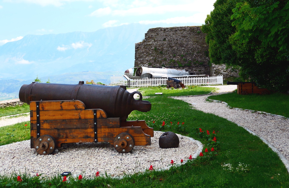 gjirokaster-albanien-fortet-kanon-planet