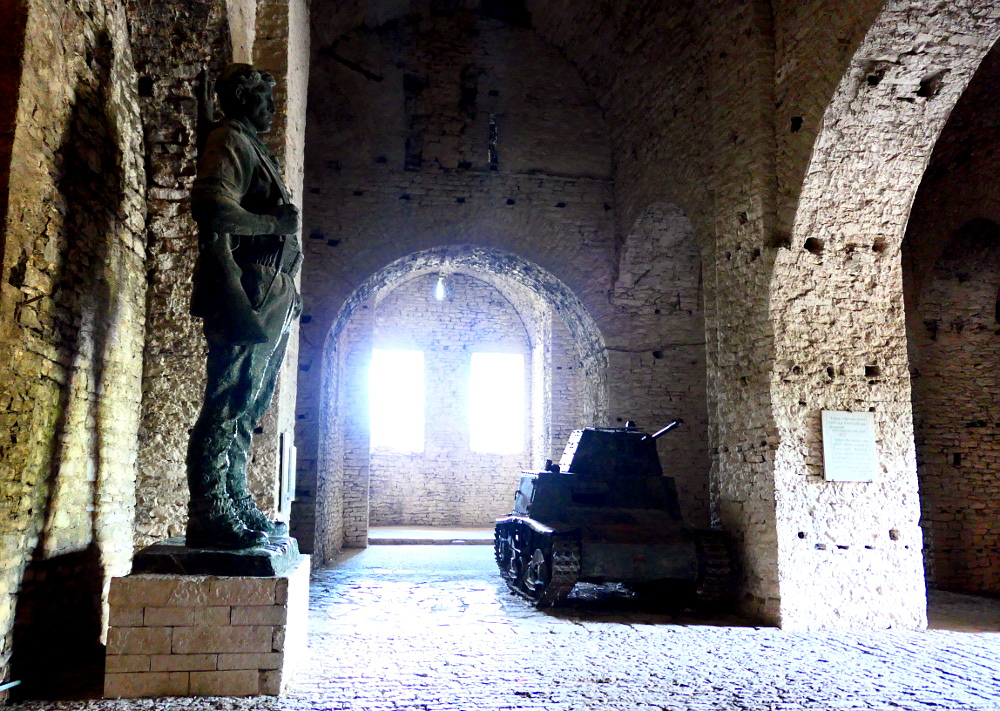 gjirokaster-albanien-fortet-staty-tank