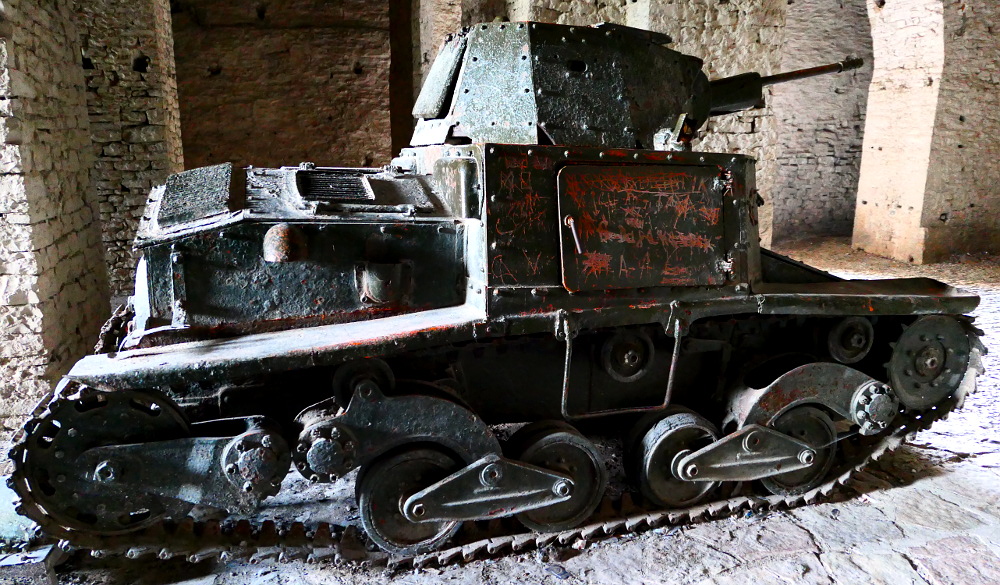 gjirokaster-albanien-fortet-tank