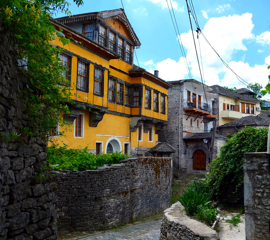 gjirokaster-albanien-gult-gammalt-hus