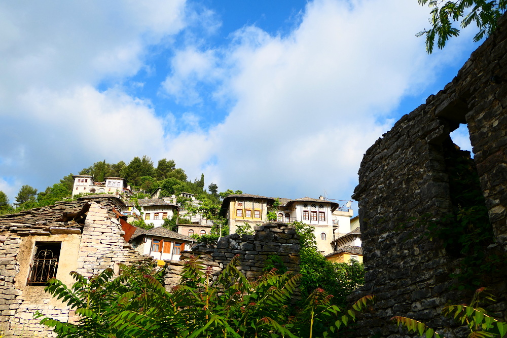 gjirokaster-albanien-mur-plus-hus-bergstopp