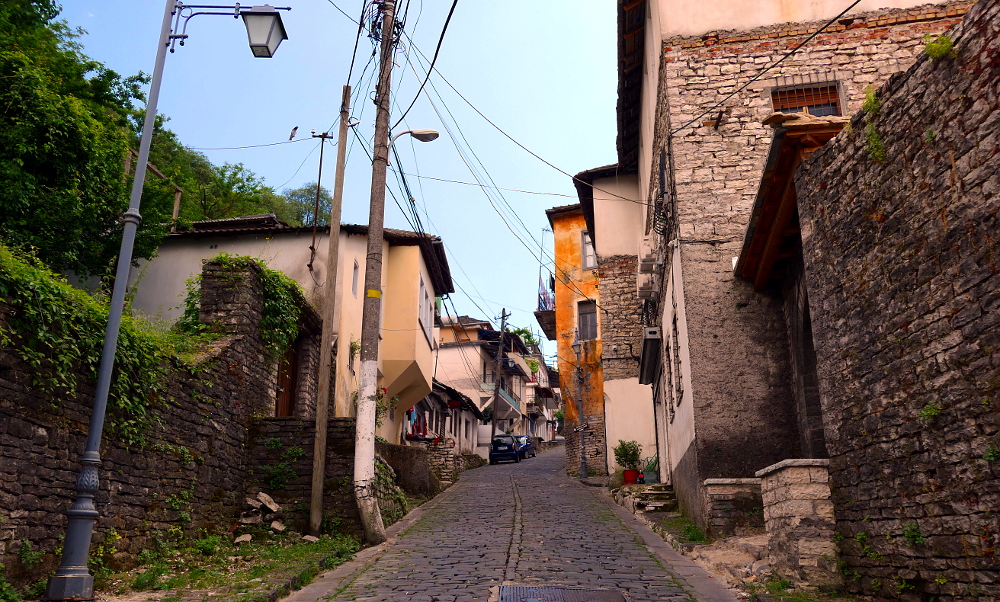 gjirokaster-albanien-vag-upp