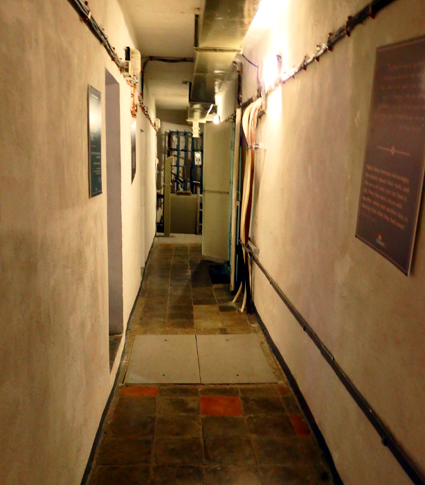 tirana-albanien-bunker-gang1