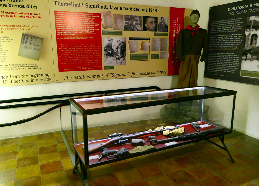 tirana-albanien-bunker-sigurimit