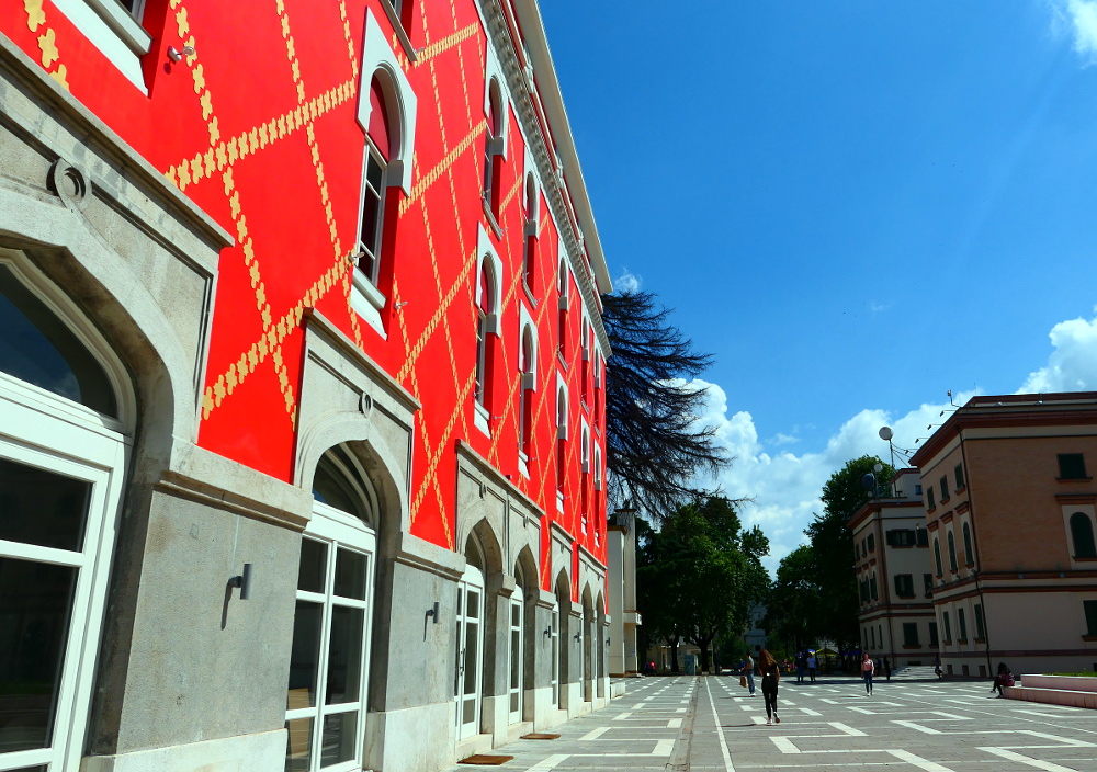 tirana-albanien-center-nymalat-hus1