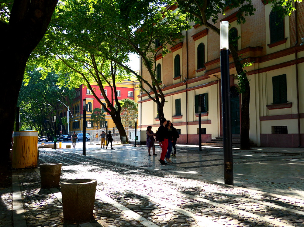 tirana-albanien-center-nymalat-hus2