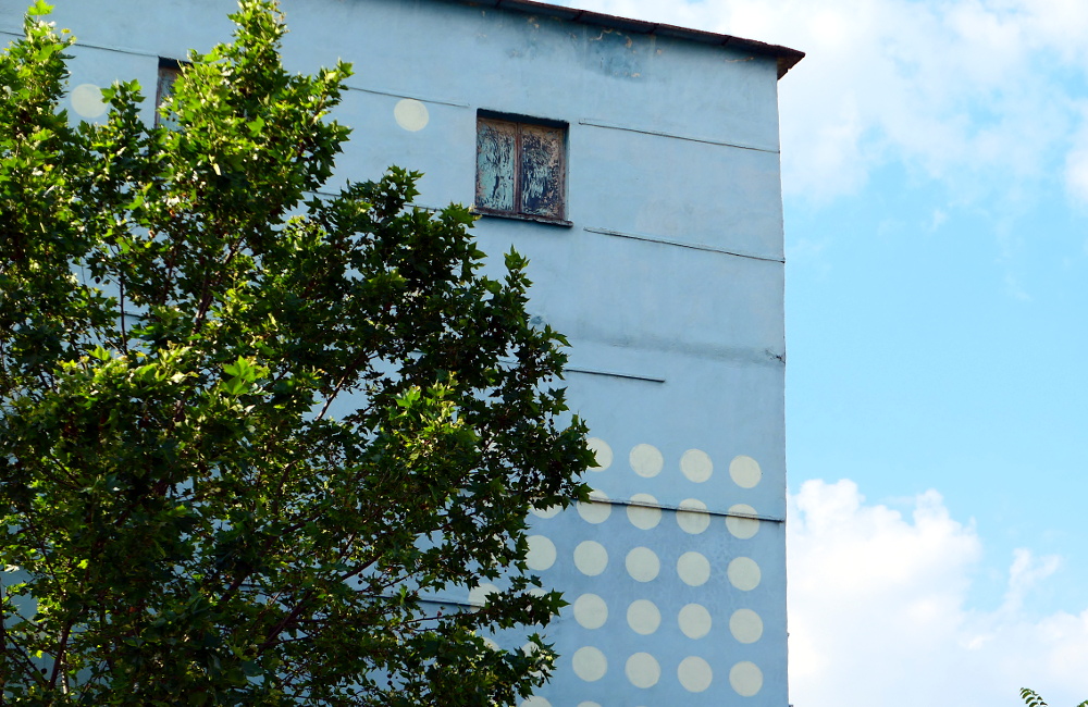 tirana-albanien-farg-hus-prickar