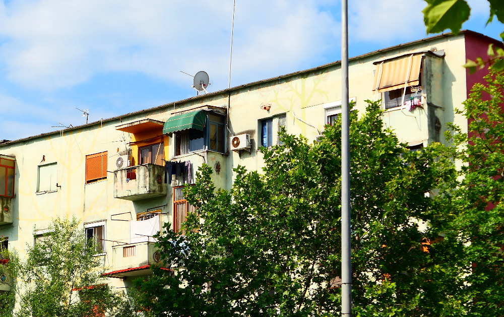 tirana-albanien-farg-hus-risigt1
