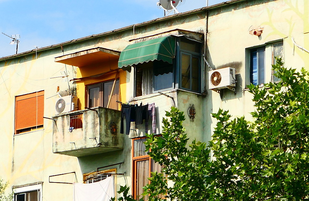 tirana-albanien-farg-hus-risigt2