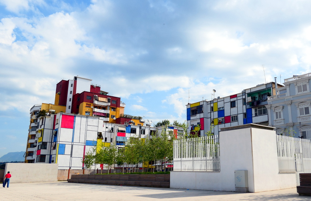 tirana-albanien-farg-hus1