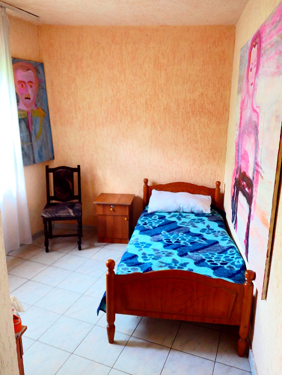 tirana-albanien-hotellrum