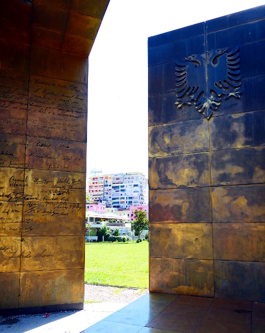 tirana-albanien-staty-hus-bakgrund
