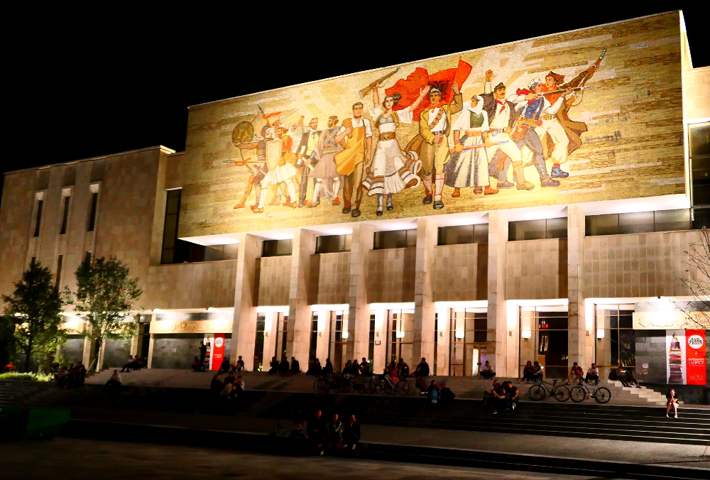 tirana-albanien-torget-kvall