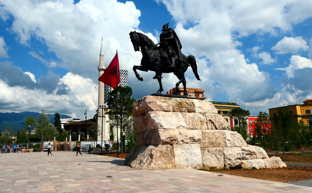 tirana-albanien-torget2-staty