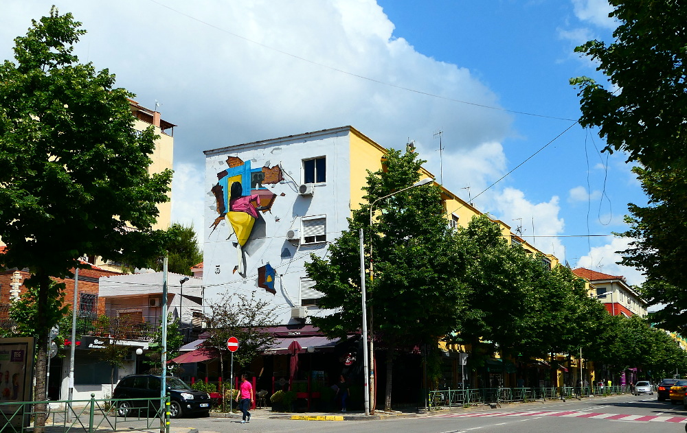 tirana-albanien-vaggmalning1