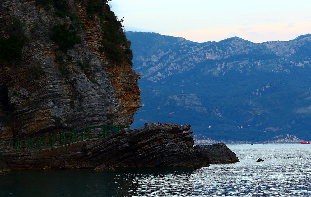 montenegro-budva-strandpromenad