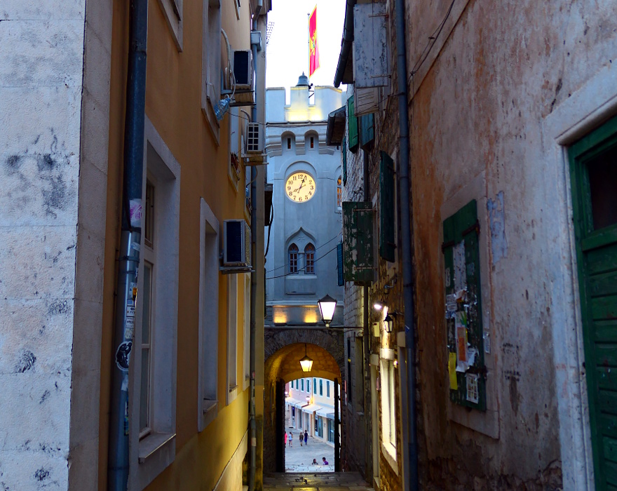 montenegro-herceg-novi-grand-klocktorn2