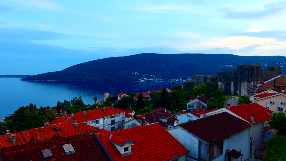 montenegro-herceg-novi-vybild-skymning