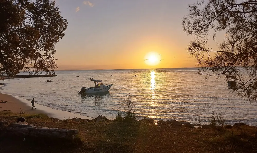 Solnedgång på strand i Queensland.
